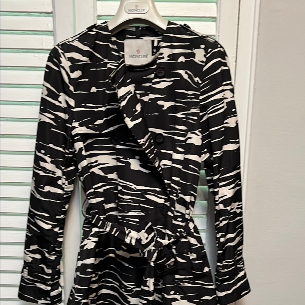 Moncler Women’s Black and White Patterned Petra Rain Coat size 1